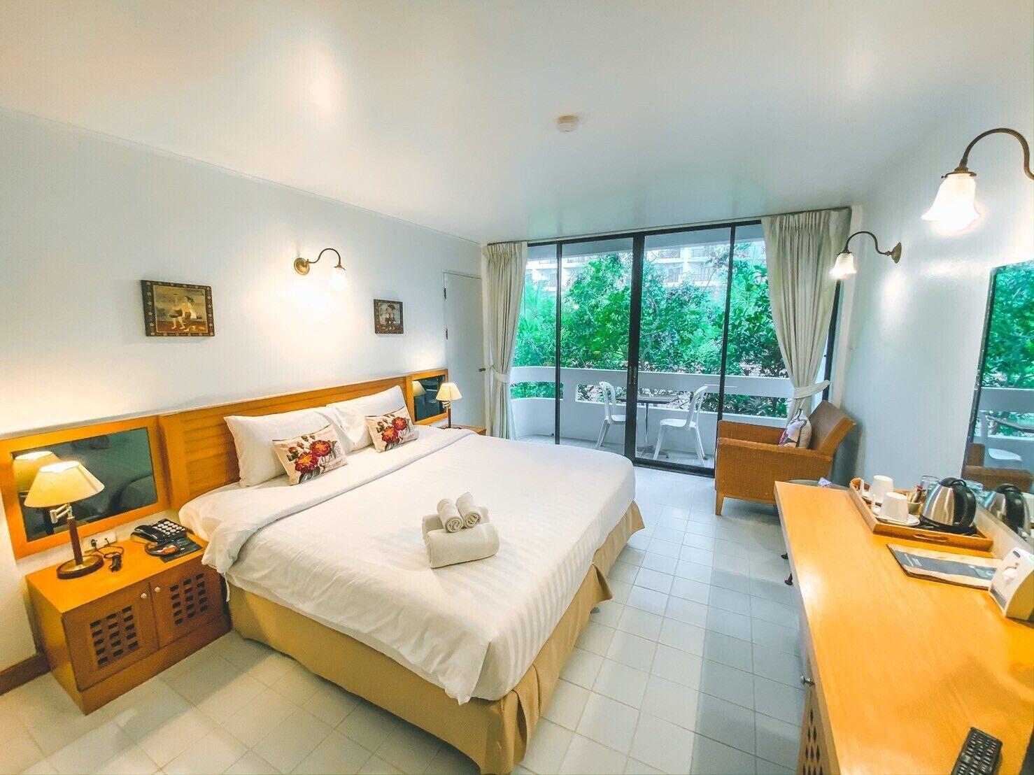 Nern Chalet Beachfront Hotel Hua Hin Exterior photo